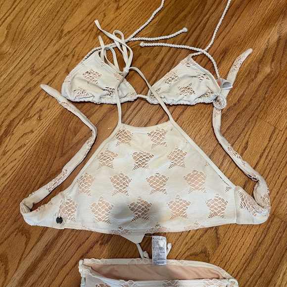 Billabong "Beach Pride" bikini set: two tops (size M) & two bottoms (size L & S) - Picture 15 of 15